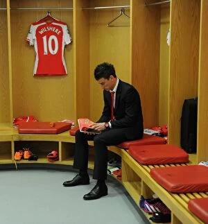 Arsenal v Sunderland 2014-15 Collection: Arsenal FC: Laurent Koscielny's Pre-Match Ritual (2014-15)