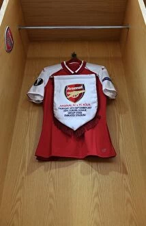 Arsenal v FC Köln 2017-18 Collection: Arsenal FC: Pre-Match Gear Up - Arsenal Shirt and Pennant (vs 1. FC Koeln, Europa League 2017-18)
