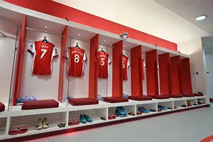 Arsenal FC: Pre-Match Huddle in the Changing Room before Arsenal vs. Brentford (2021-22 Premier League)