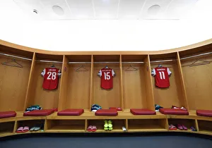 Arsenal V Vitoria Club 2019-20 Prints: Arsenal FC: Pre-Match Huddle in Emirates Stadium