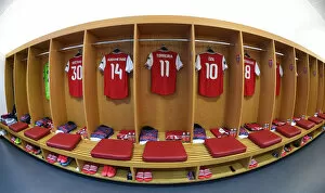 Images Dated 27th February 2020: Arsenal FC: Pre-Match Huddle in Emirates Stadium Changing Room vs Olympiacos FC