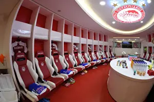 Arsenal FC: Pre-Match Huddle in Piraeus Ahead of Arsenal v SL Benfica UEFA Europa League Clash
