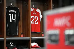 Leicester City Women V Arsenal Women 2023-24 Prints: Arsenal FC: Preparing for Battle in Leicester City (Barclays Women's Super League)