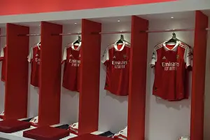Arsenal V Crystal Palace 2022-23 Prints: Arsenal FC: United in Pre-Match Huddle before Battle against Crystal Palace (2022-23)