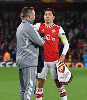 Arsenal FC vs Standard Liege: Hector Bellerin's Emotional Moment with Kit Manager Paul Akers (UEFA Europa League, Group F)