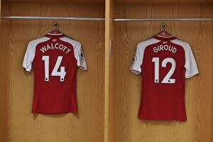 Arsenal 1st team Photocall 2017-18 Collection: Arsenal First Team 2017-18 Photocall at Emirates Stadium