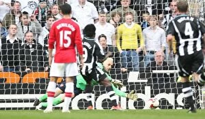 Almunia Manuel Collection: Arsenal goalkeeper Manuel Almunia save the Newcastle