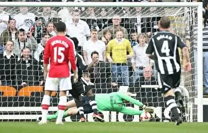 Newcastle United v Arsenal 2008-9 Collection: Arsenal goalkeeper Manuel Almunia save the Newcastle