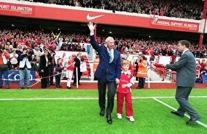 Arsenal v Everton Collection: Arsenal goalkeeping coach Bob Wilson waves goodbye to the Arsenal fans