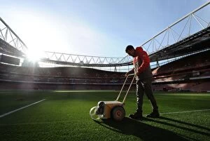 Images Dated 26th December 2016: Arsenal Groundsman Prepares Emirates Stadium Pitch for Arsenal vs West Bromwich Albion (2016-17)