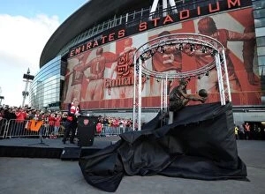 Arsenal v Sunderland 2013-14 Collection: Arsenal Honors Dennis Bergkamp with Statue Unveiling vs Sunderland