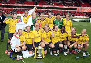 Images Dated 8th May 2007: Arsenal Ladies with the FA Cup Trophy