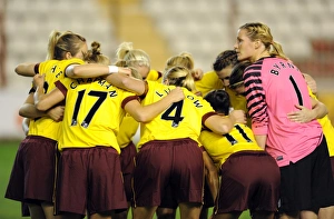 Images Dated 4th November 2010: Arsenal Ladies pre match huddle. Rayo Vallecano 2: 0 Arsenal Ladies. UEFA Champions League