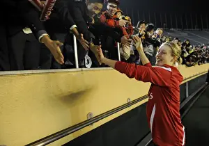 Arsenal Ladies vs. INAC Kobe: A 1-1 Charity Battle - Ellen White's Inspiring High-Five with Fans