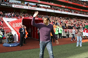 Images Dated 4th October 2009: Arsenal legend Thierry Henry visits Emirates