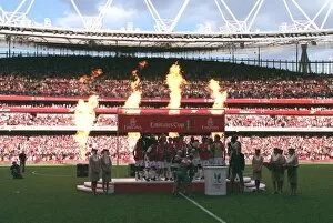 Images Dated 1st August 2007: Arsenal lift the Emirates Trophy