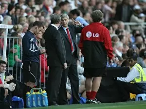 Fulham v Arsenal 2009-10 Collection: Arsenal manager Arsene Wenger and Fulham manager Roy Hodgson