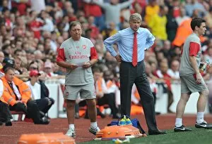 Arsenal v Wigan Athletic 2009-10 Collection: Arsenal manager Arsene Wenger with kit manager Vic Akers