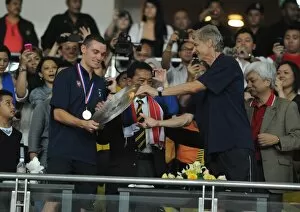 Malaysia XI v Arsenal Collection: Arsenal manager Arsene Wenger and Thomas Vermaelen with the Malaysian Prime Minister