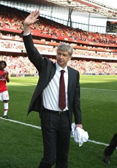 Arsenal v Stoke City 2008-09 Collection: Arsenal manager Arsene Wenger waves to the fans after the match