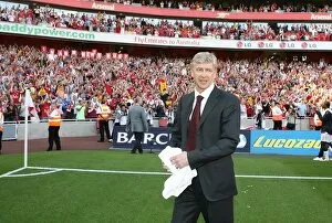 Arsenal v Stoke City 2008-09 Collection: Arsenal manager Arsene Wenger waves to the fans after the match