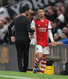 Arsenal Manager Mikel Arteta Consults Gabriel Martinelli Amidst Intense Tottenham Clash (2021-22)