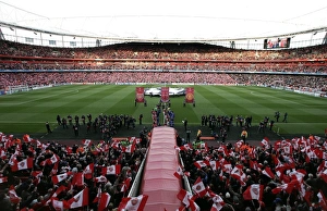 Arsenal v Manchester United - Champions League 2008-09 Collection: The Arsenal and Manchester united teams walk out onto the pitch