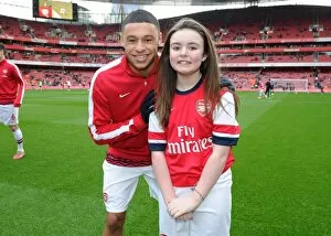 Arsenal v Fulham 2013-14 Collection: Arsenal mascot with Alex Oxlade-Chamberlain (Arsenal). Arsenal 2: 0 Fulham. Barclays Premier League