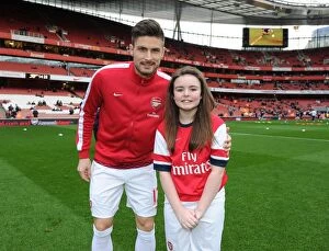 Arsenal v Fulham 2013-14 Collection: Arsenal mascot with Olivier Giroud (Arsenal). Arsenal 2: 0 Fulham. Barclays Premier League