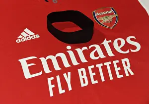 Arsenal Mourn Late Chief Scout Steve Rowley: Black Armbands in Tribute vs. Chelsea