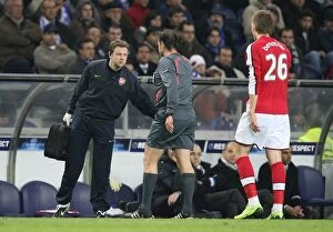 FC Porto v Arsenal 2008-9 Collection: Arsenal physio Colin Lewin attempts to treat Nicklas Bendtner
