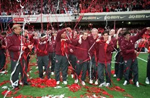 Images Dated 11th May 2006: The Arsenal players catch up in the streamers. Arsenal 4: 2 Wigan Athletic