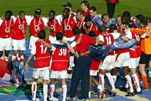Images Dated 25th September 2002: The Arsenal players celebrate at the end of the match