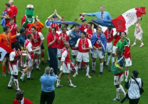 The Arsenal Players celebrate after the match. Arsenal 2:1 Leicester City