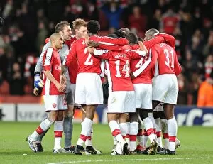 The Arsenal players celebrate after the match. Arsenal 5: 0 FC Porto, UEFA Champions League First Knockout Round