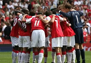 Arsenal v Fulham 2007-8 Collection: The Arsenal players celebrate after the match
