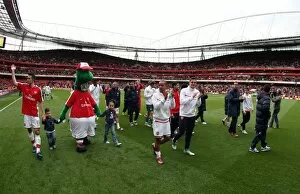 The Arsenal players clap the fans at the end of the match. Arsenal 4: 0 Fulham