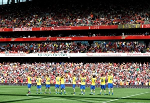 The Arsenal Players clap the fans before the match. Arsenal 2:2 Napoli The Arsenal Players clap the fans before the match. Arsenal 2:2 Napoli