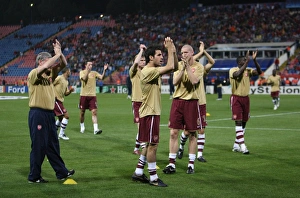 Steaua Bucharest v Arsenal 2007-08 Collection: The Arsenal players clap their fans before their warm up