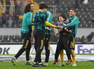 Arsenal Players Engage Local Ballboy in Warm-Up before Vitoria SC Clash in Europa League