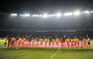 Indonesia Dream Team v Arsenal 2013-14 Collection: Arsenal Players Express Gratitude to Indonesian Fans with Banner (2013)