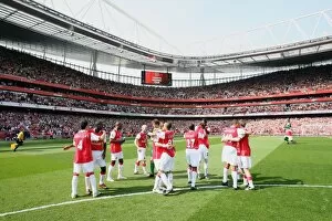 Images Dated 16th April 2007: The Arsenal players prepare for kick off