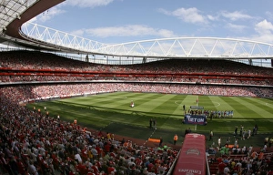 Arsenal v Portsmouth 2009-10 Collection: The Arsenal and Portsmouth teams shake hands before the match