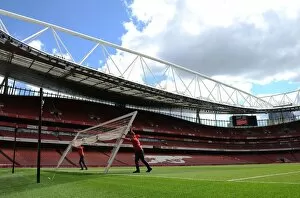 Images Dated 17th April 2016: Arsenal: Readying the Battlefield - Arsenal v Crystal Palace (2015-16)