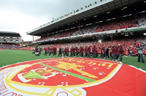 Images Dated 11th May 2006: The Arsenal squad wave to the fans during the final salute parade