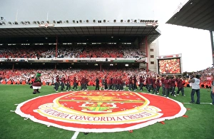 Images Dated 11th May 2006: The Arsenal Squad wave to the fans from the pitch during the final salute parade