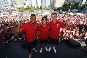 Arsenal v Fiorentina 2019-20 Collection: Arsenal Stars Mingle with Fans before Arsenal v Fiorentina in 2019: Aubameyang, Bellerin
