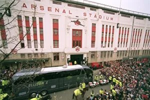 Arsenal v West Bromwich Albion 2005-6 Collection: Arsenal Team Arrival at Highbury: Arsenal vs. West Bromwich Albion, FA Premiership, 2006