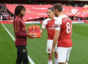 Arsenal v Everton 2018-19 Collection: Arsenal Team Camaraderie: Elneny Supplies Drinks to Ramsey and Bellerin Before Arsenal v Everton