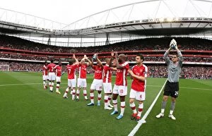 Arsenal v Birmingham City 2009-10 Collection: The Arsenal team clap the fans before the match